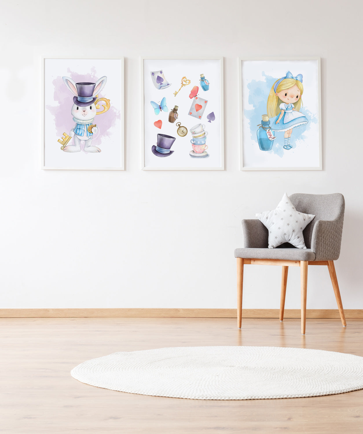 Set 3 cuadros infantiles formado por cuadro conejo llave: cuadro objetos Alicia y cuadro Alicia con pocima azul