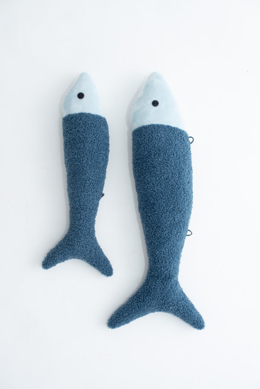 Set 2 peluches infantiles de pared formado por dos peces azul oscuro