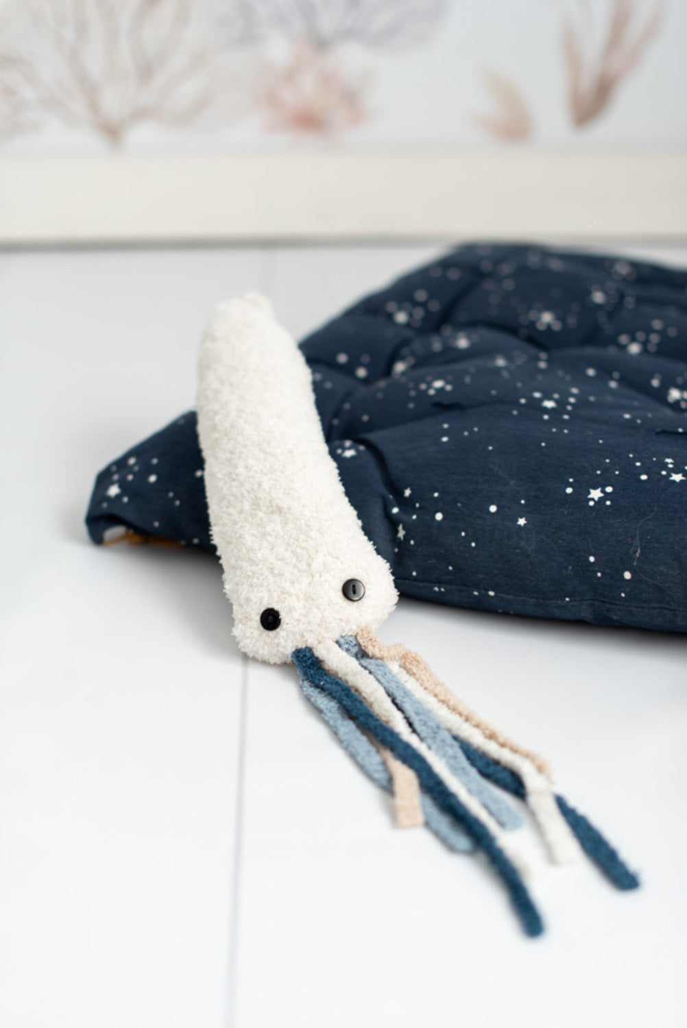 Set 4 peluches infantiles de pared formado por medusa blanca: medusa azul: mini pulpo blanco y mini pulpo azul