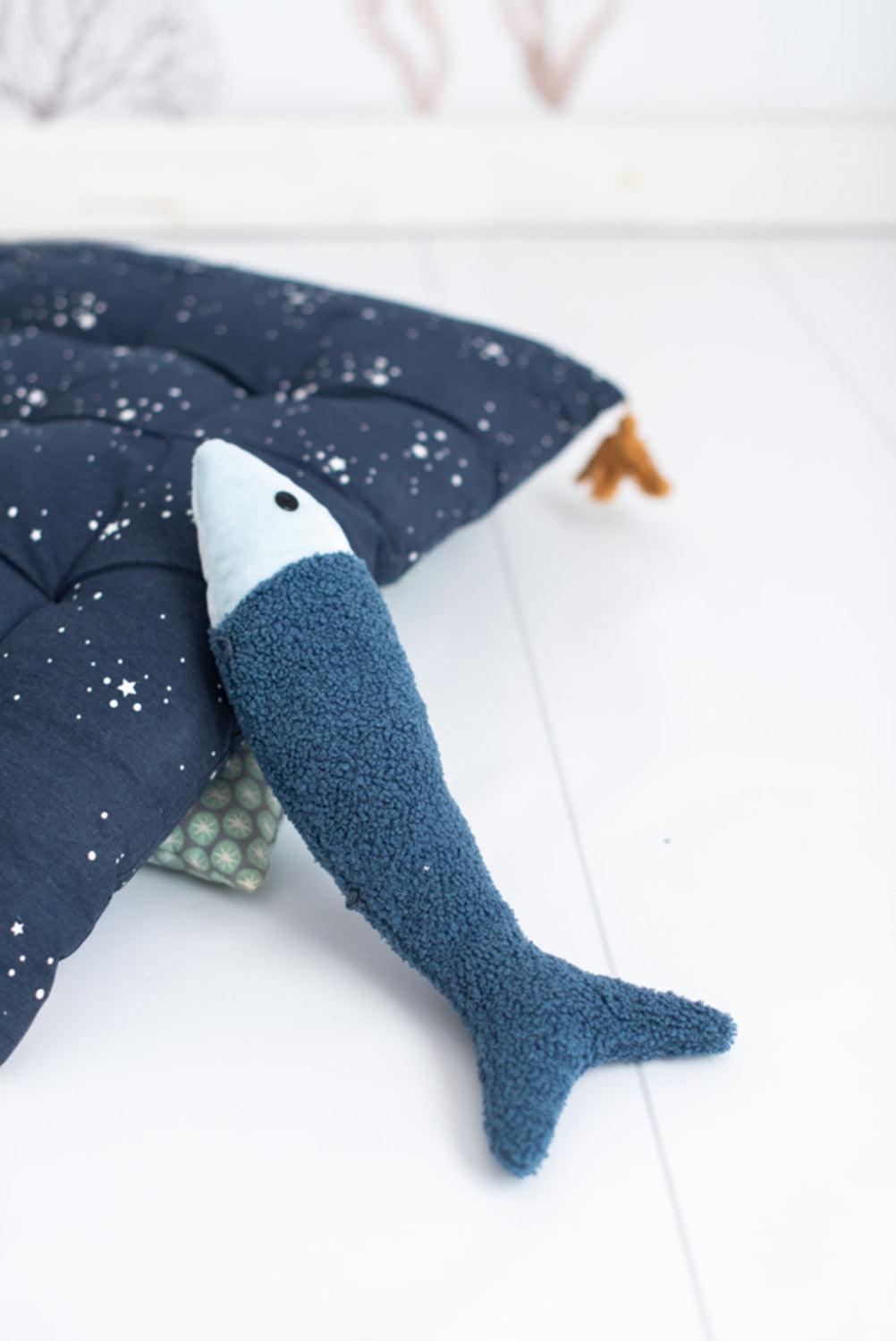 Set 3 peluches infantiles de pared formado por beluga azul oscuro y dos peces azul oscuro