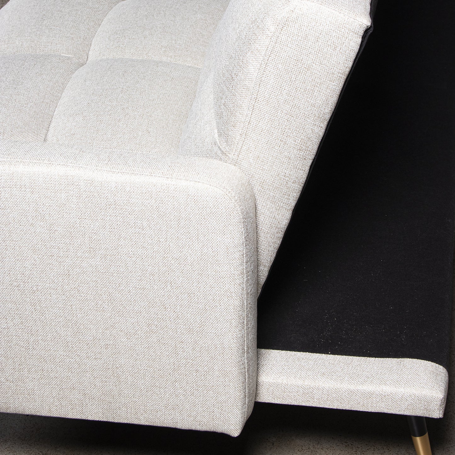 SOFA CAMA 3 PLAZAS POLIESTER B EIGE C/PATAS METAL NEGRO/ORO