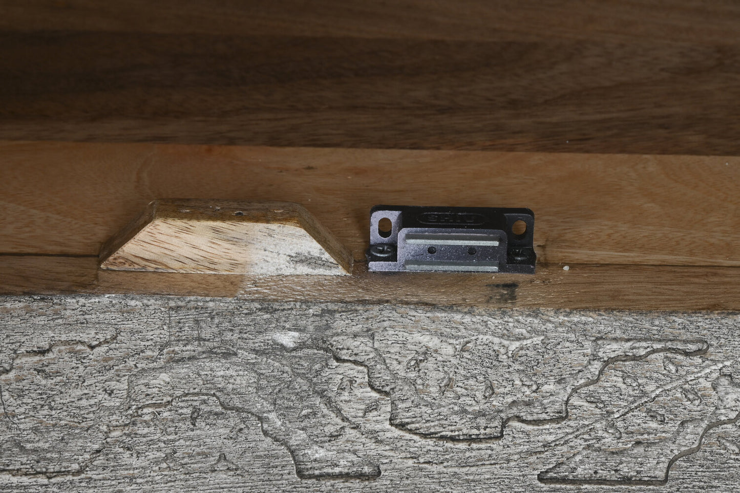 MUEBLE TV MADERA 200X40X61 54:40 TALLADO