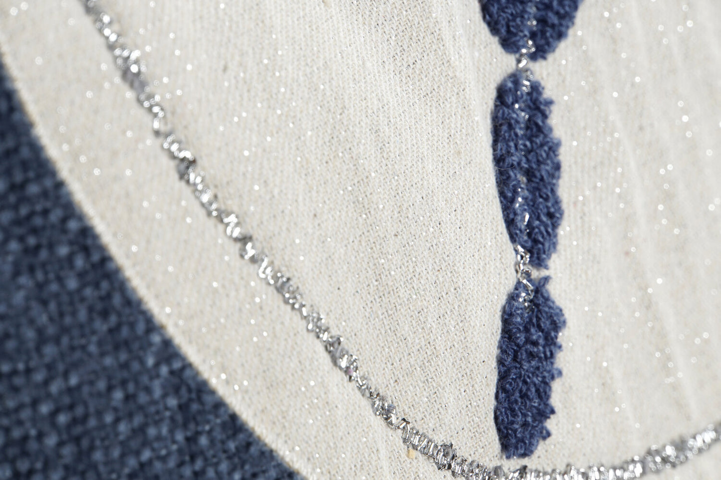 COJIN CHENILLA 45X15X45 450 GR: BORDADO BEIGE