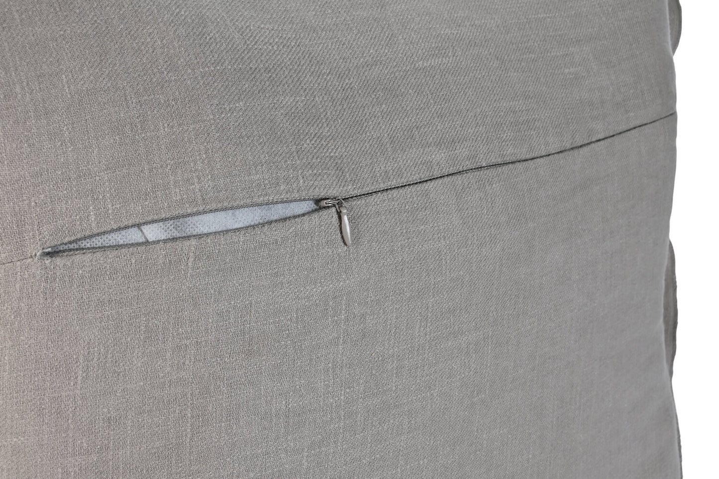 COJIN LINO 60X60 750 GR: CON FLECOS GRIS CLARO