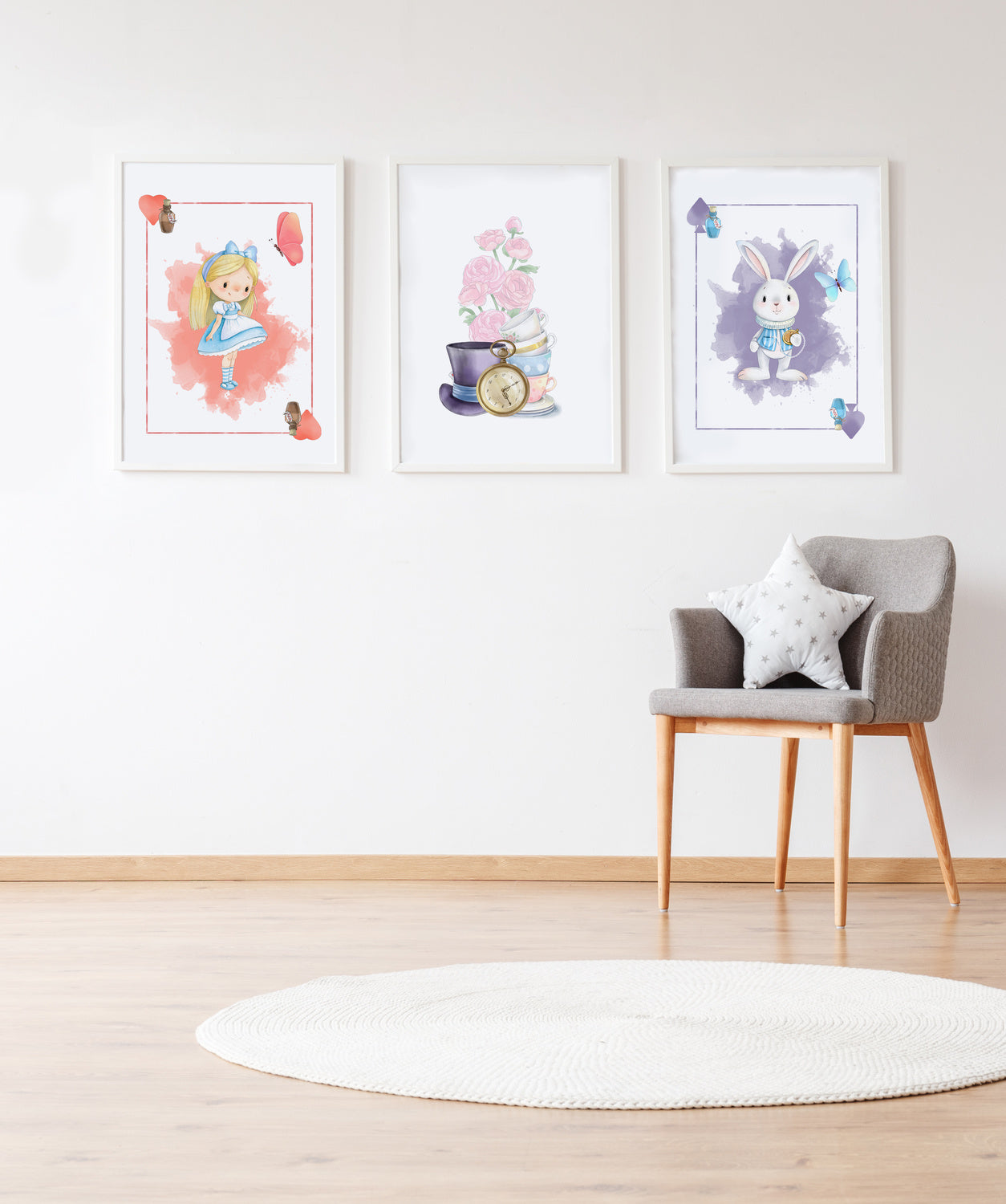 Set 3 cuadros infantiles formado por cuadro Alicia carta corazones: cuadro flores y objetos Alicia y cuadro conejo carta picas