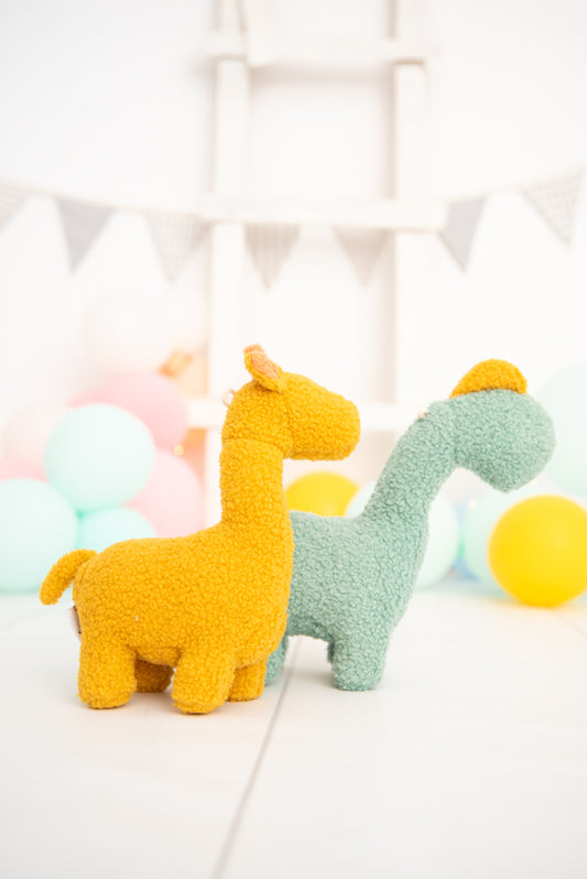 Set 2 peluches infantiles bebe formado por jirafa naranja y dinosaurio verde