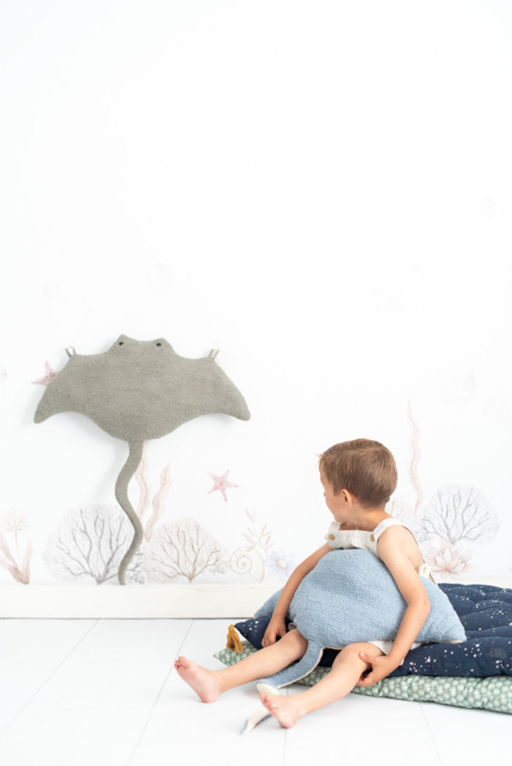 Peluche infantil de pared mantarraya gris