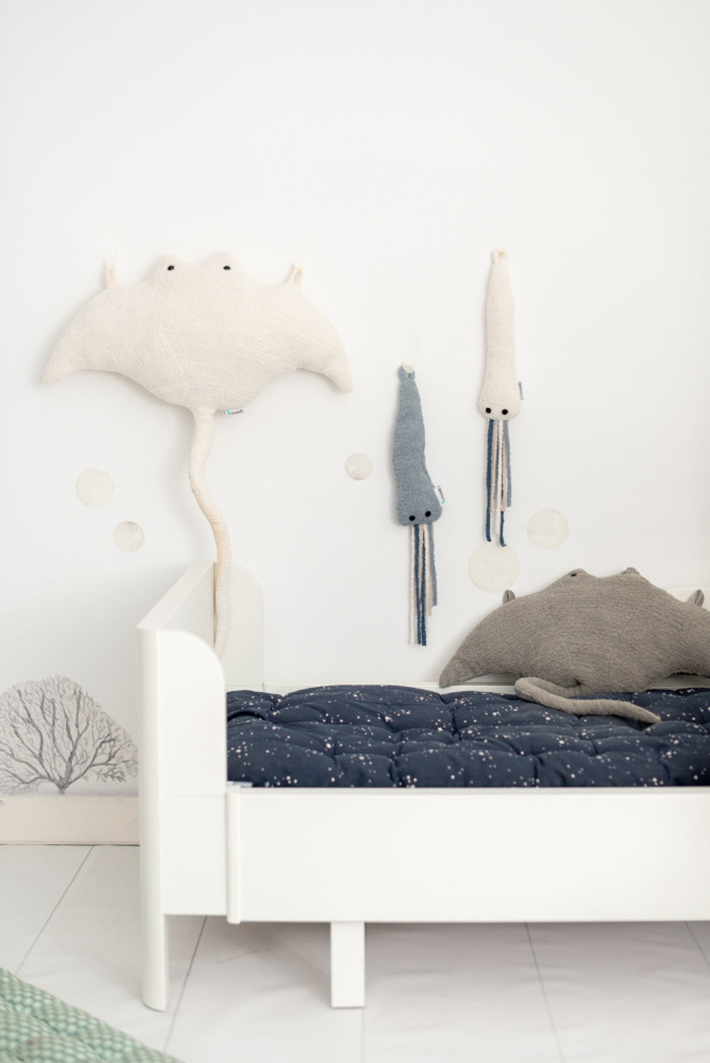 Peluche infantil de pared mantarraya gris