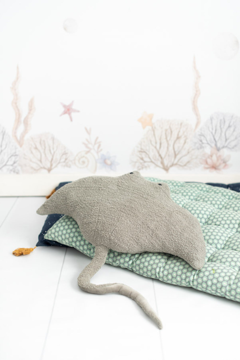 Peluche infantil de pared mantarraya gris