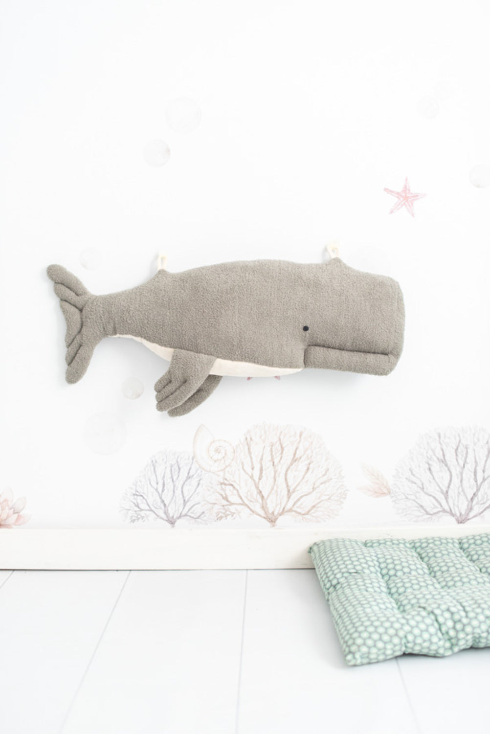 Peluche infantil de pared beluga gris