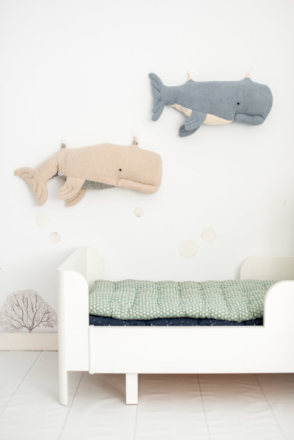 Peluche infantil de pared beluga beig
