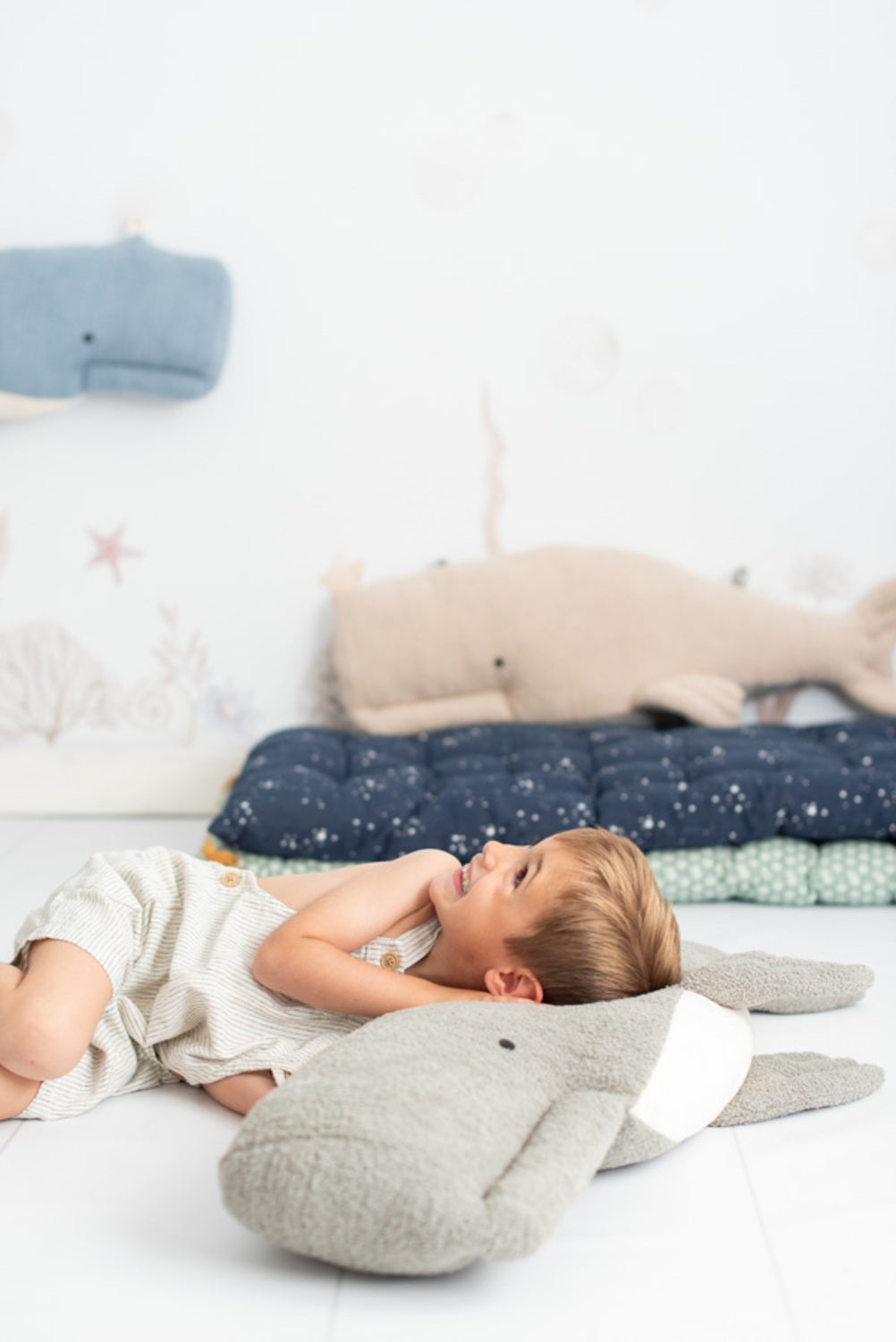 Peluche infantil de pared beluga beig