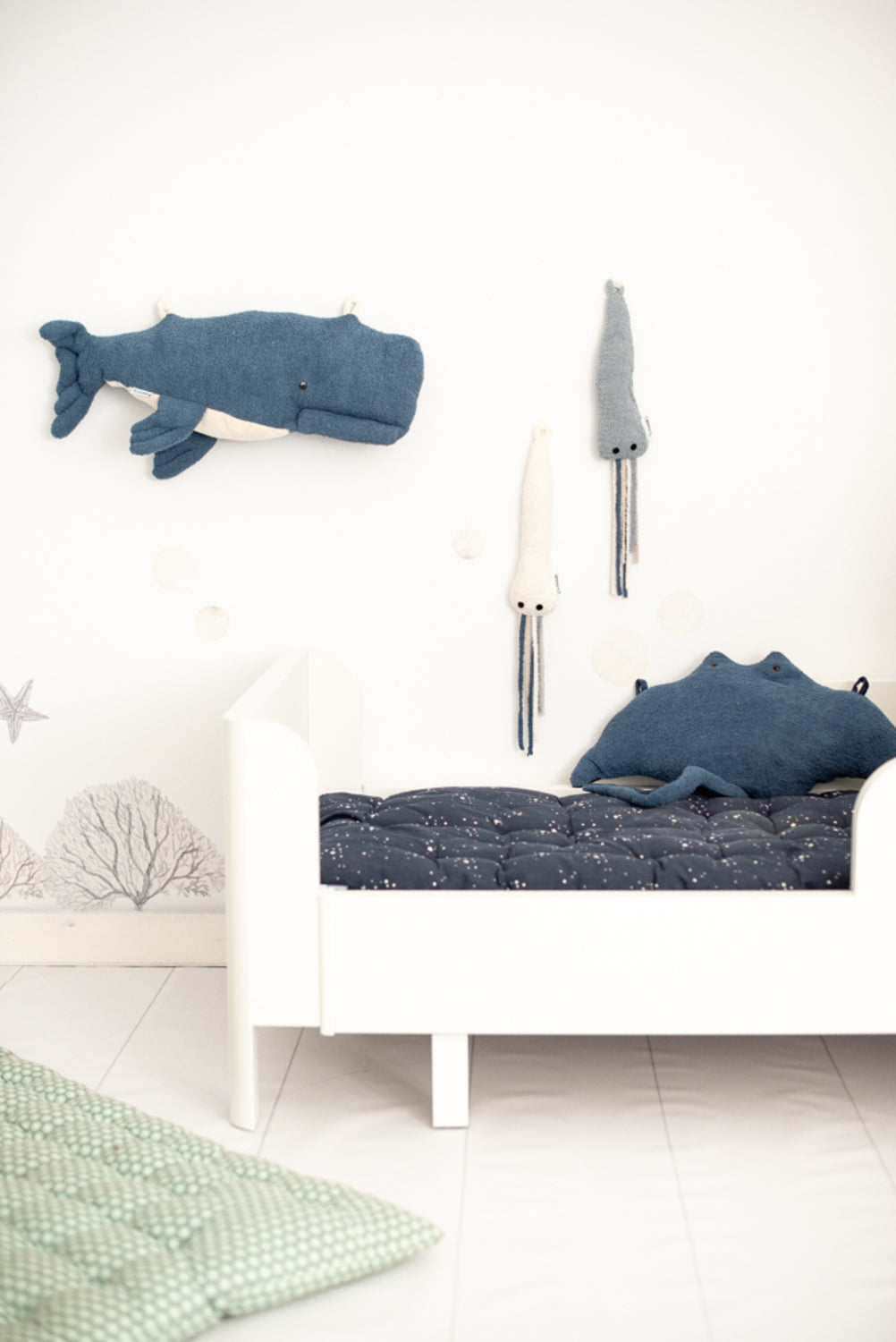 Peluche infantil de pared beluga azul oscuro