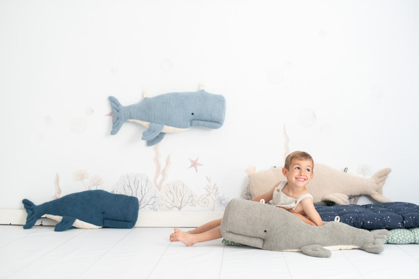 Peluche infantil de pared beluga azul oscuro