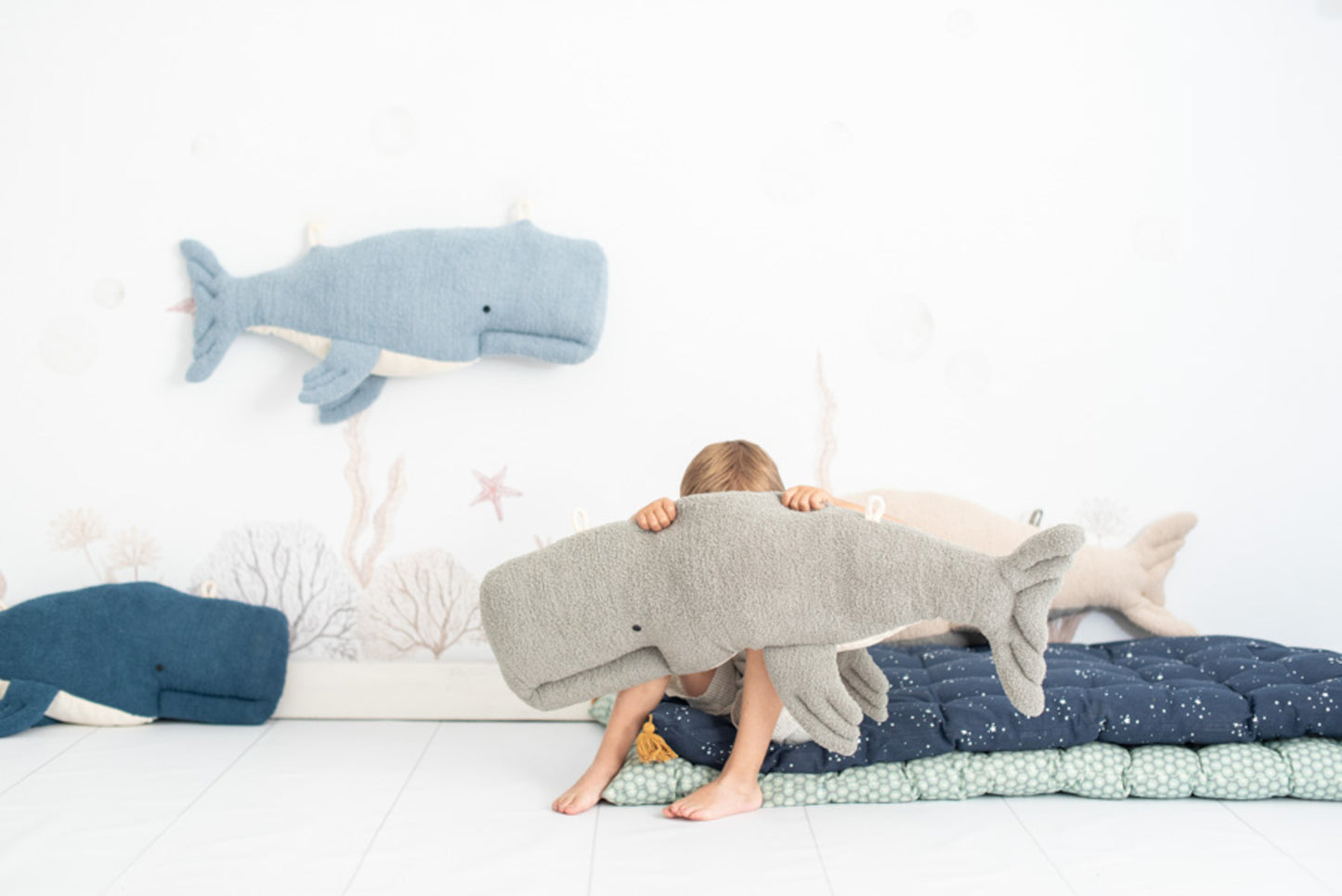 Peluche infantil de pared beluga azul oscuro