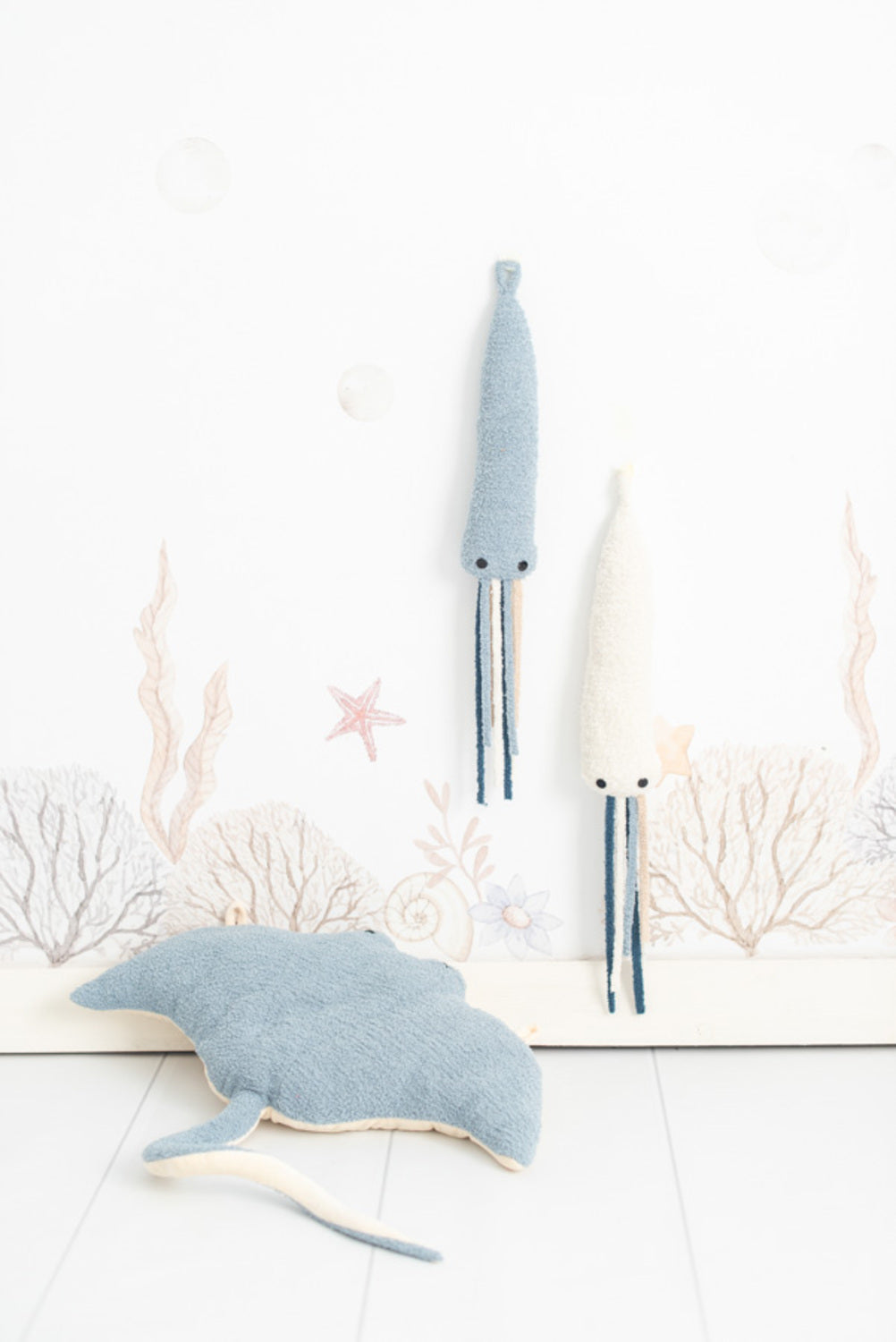 Set 2 peluches infantiles de pared formado por mini pulpo blanco y mini pulpo azul claro