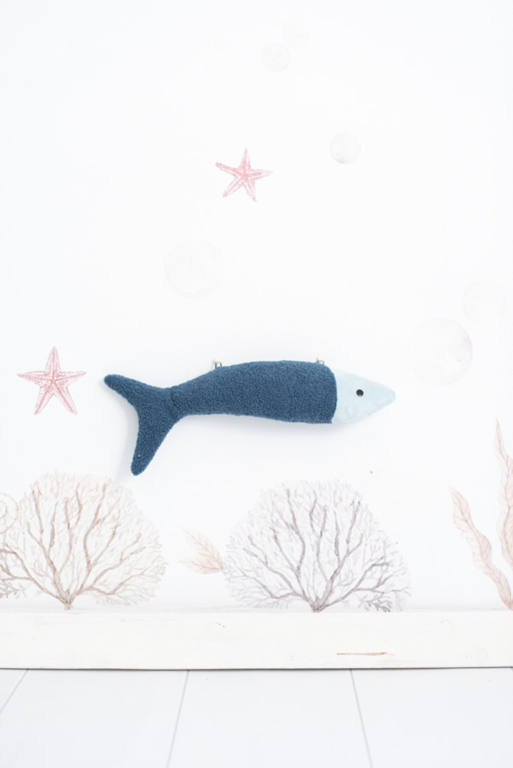 Set 2 peluches infantiles de pared formado por dos peces azul oscuro