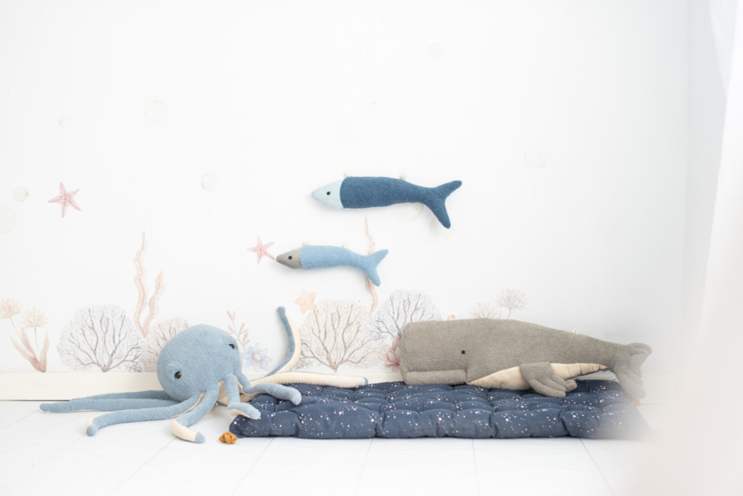 Set 2 peluches infantiles de pared formado por dos peces azul oscuro