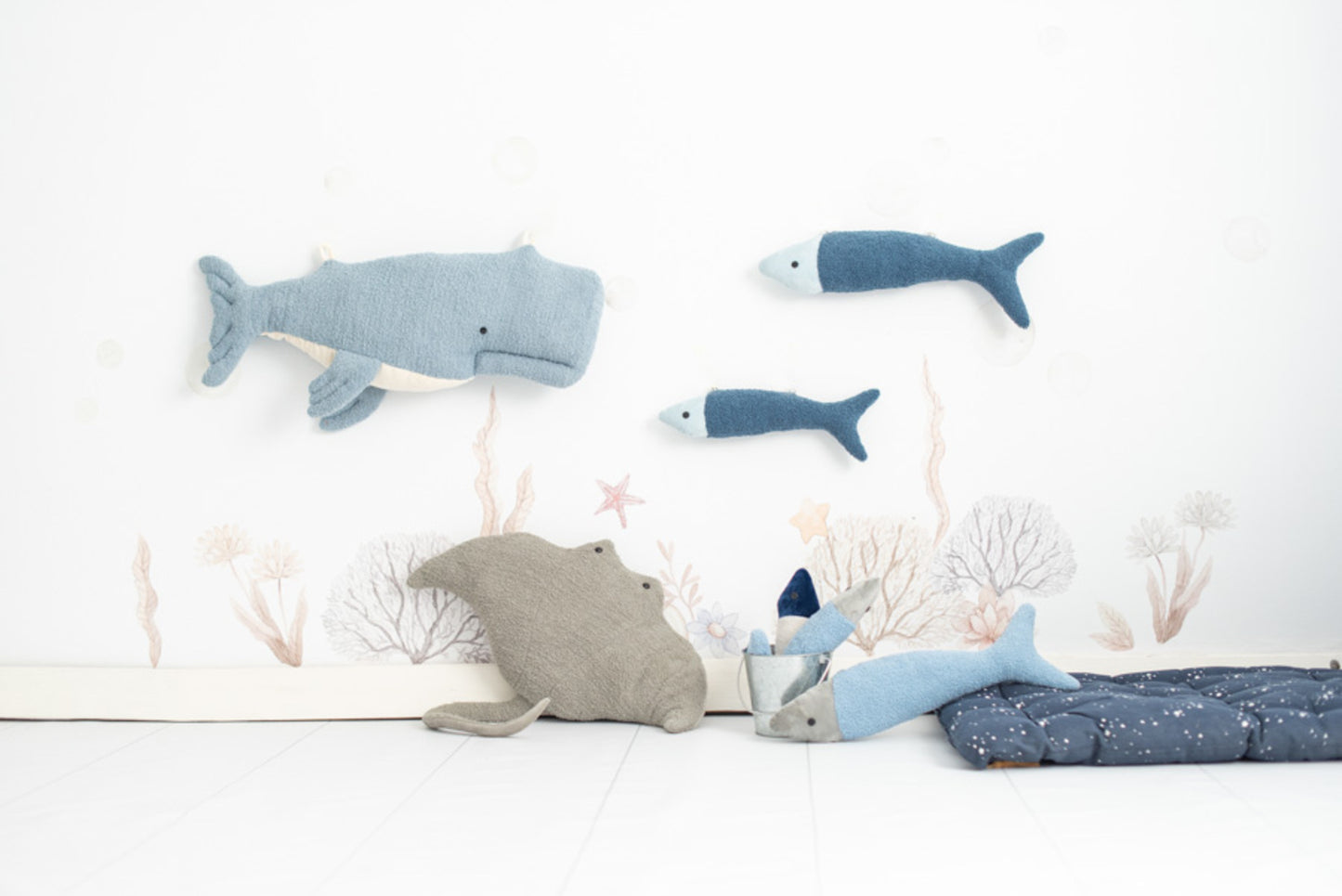 Set 2 peluches infantiles de pared formado por dos peces azul oscuro