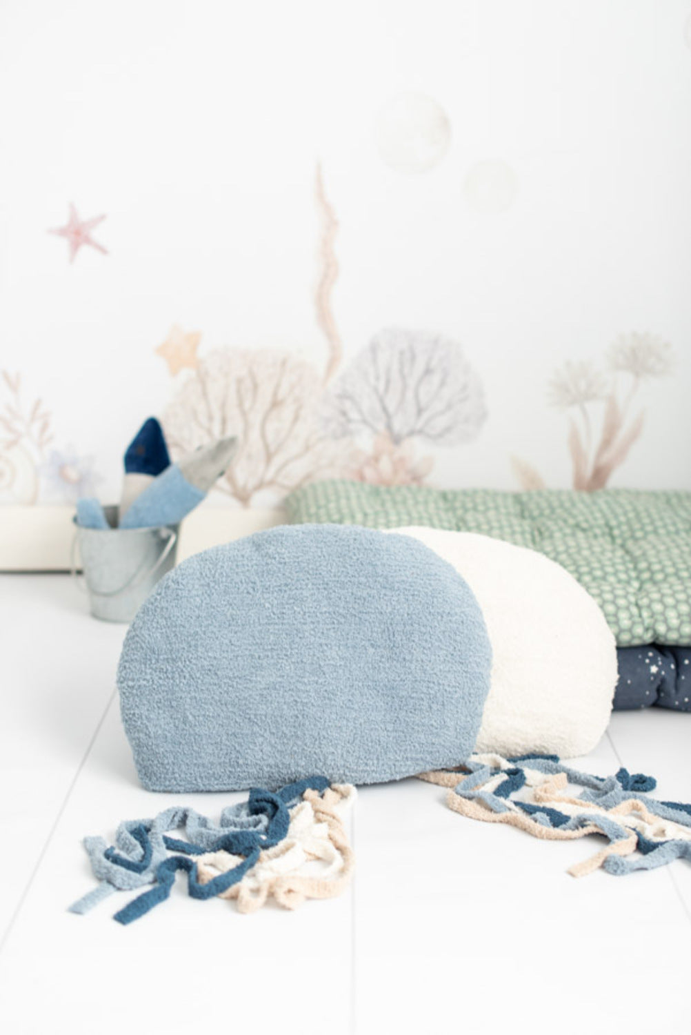 Set 2 peluches infantiles de pared formado por una medusa blanca y una medusa azul claro