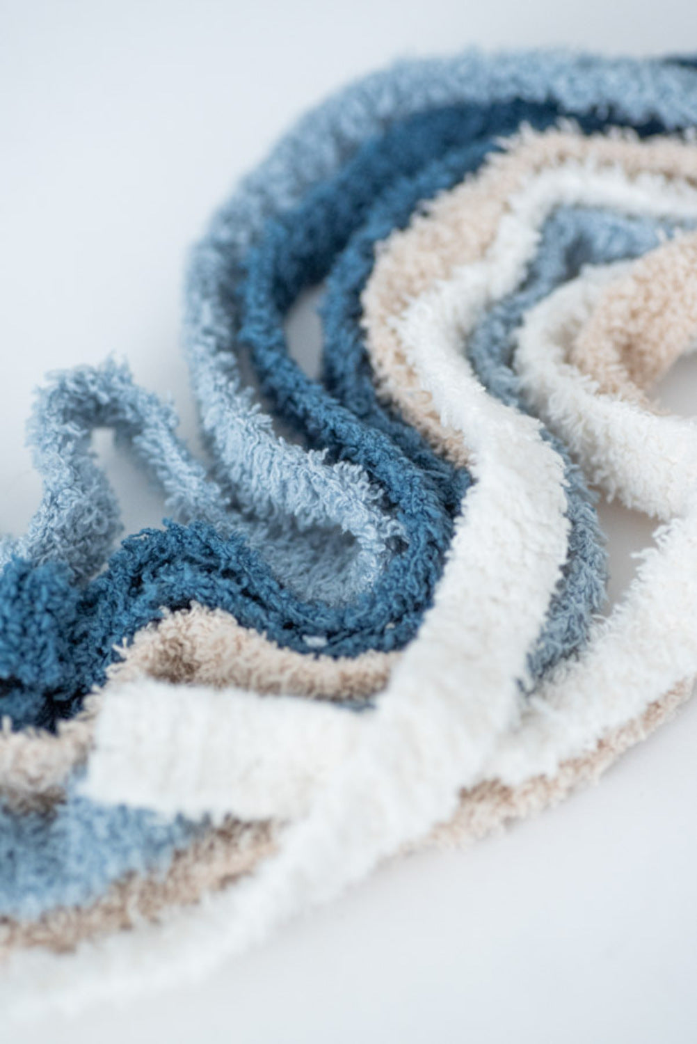 Set 2 peluches infantiles de pared formado por una medusa blanca y una medusa azul claro