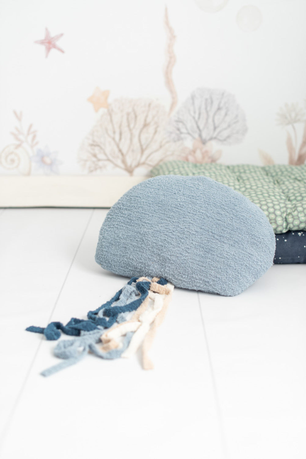 Set 2 peluches infantiles de pared formado por una medusa blanca y una medusa azul claro