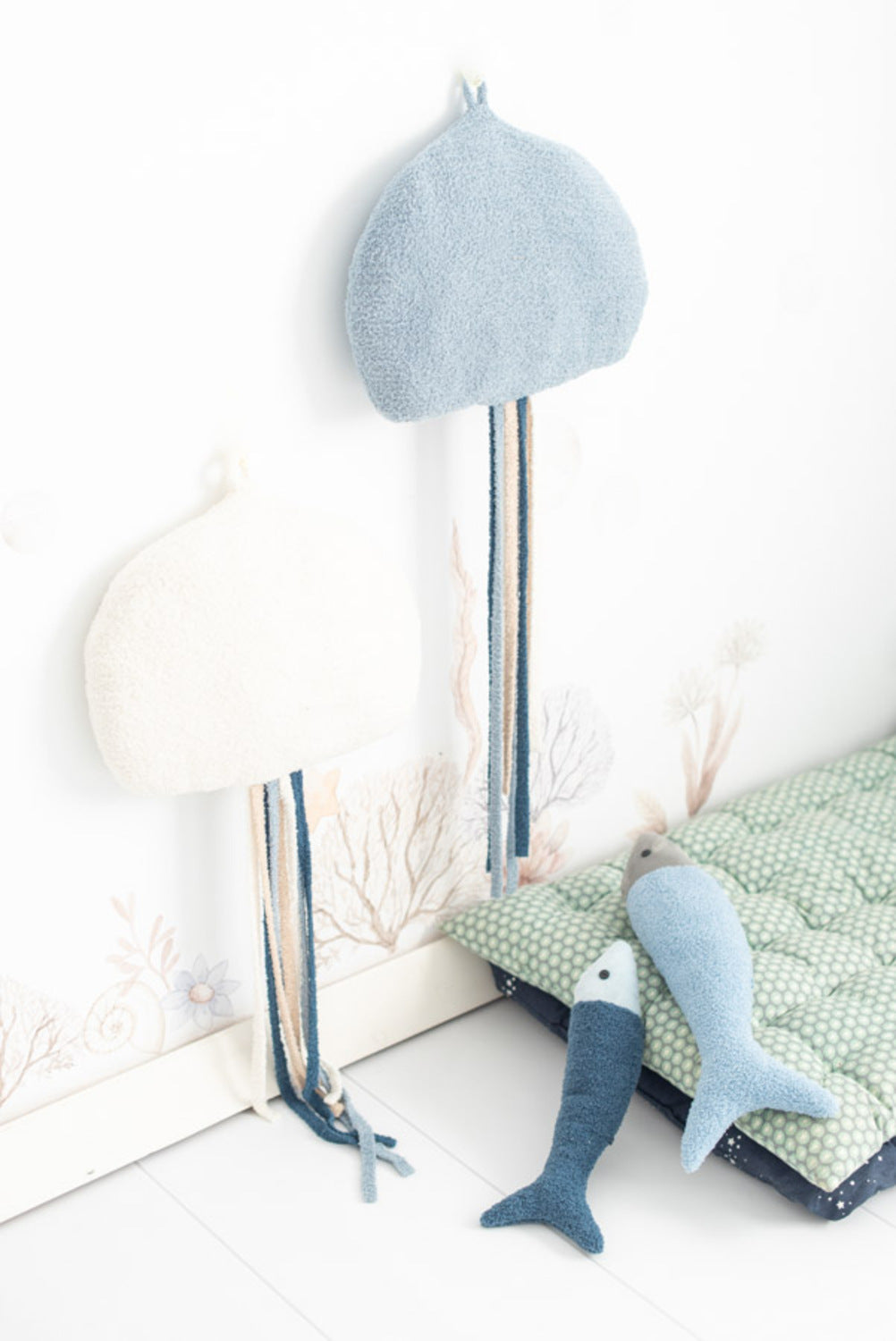 Set 2 peluches infantiles de pared formado por una medusa blanca y una medusa azul claro