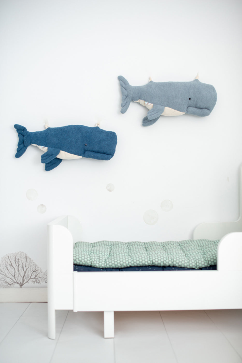 Set 2 peluches infantiles de pared formado por beluga azul claro y beluga azul oscuro