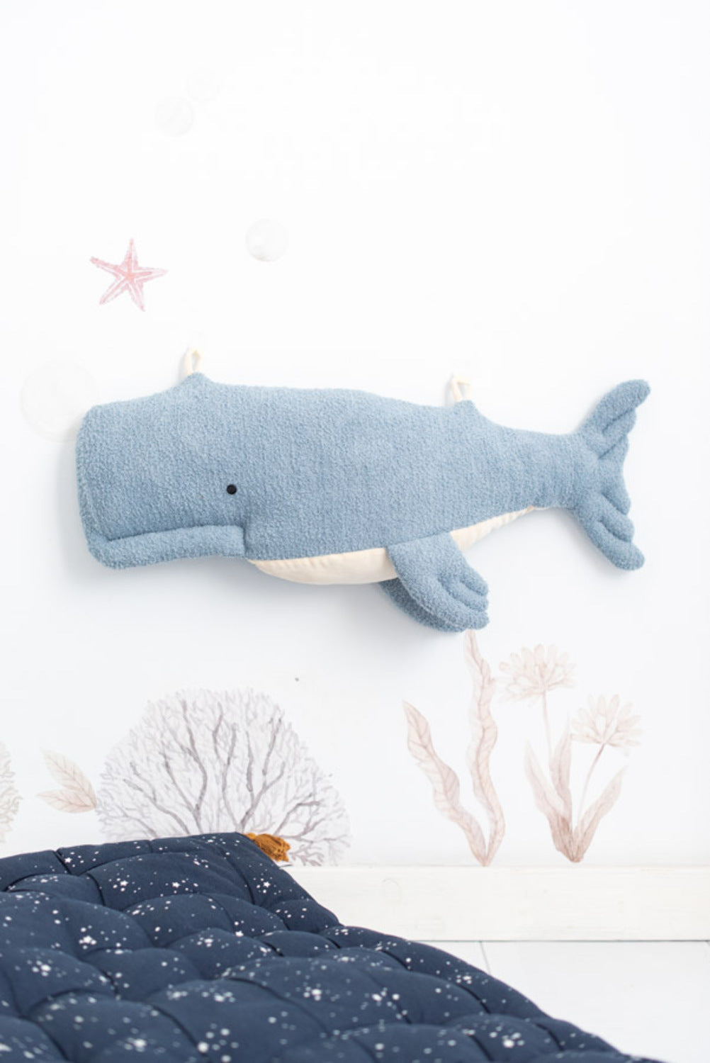 Set 2 peluches infantiles de pared formado por beluga azul claro y beluga azul oscuro