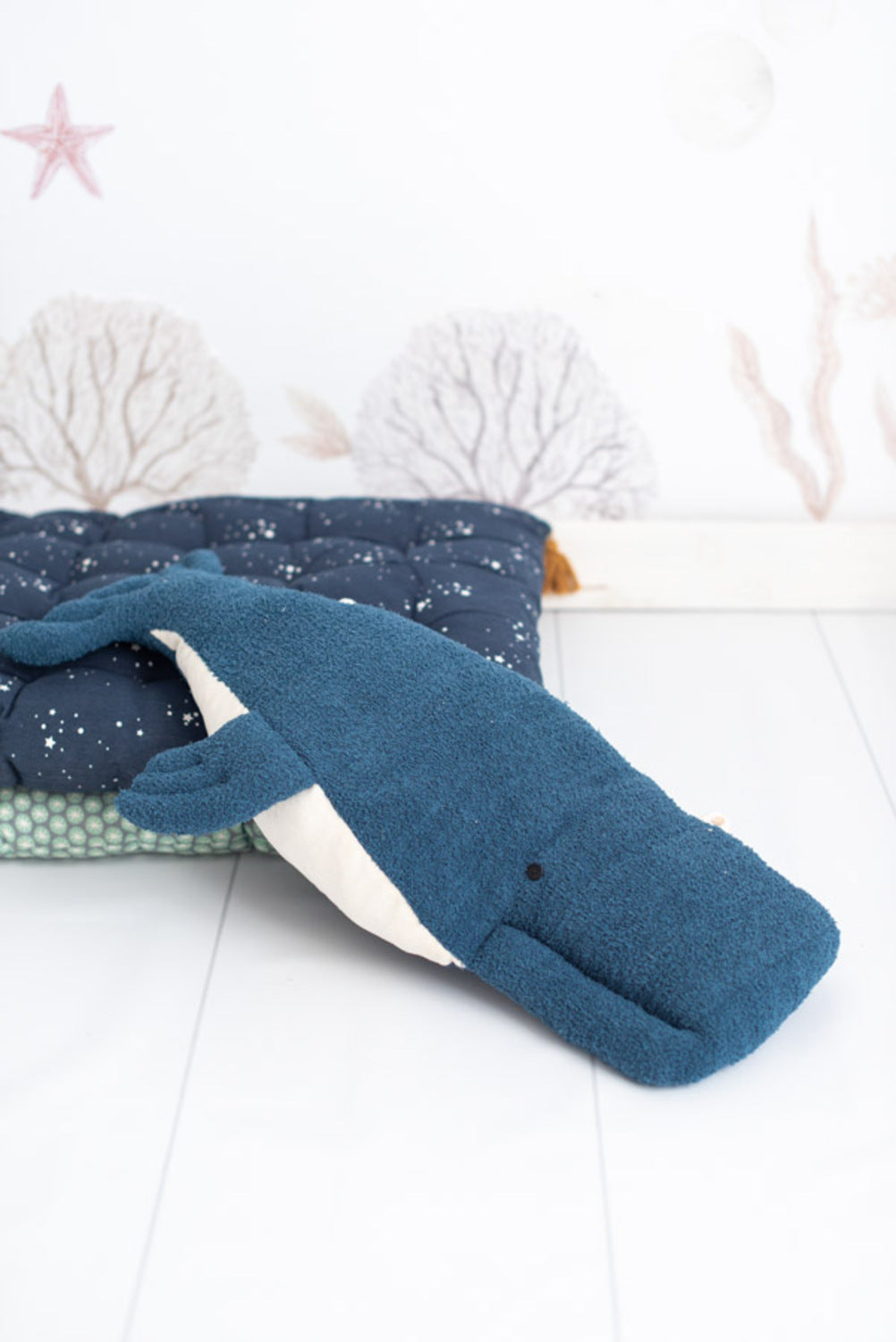 Set 2 peluches infantiles de pared formado por beluga azul claro y beluga azul oscuro