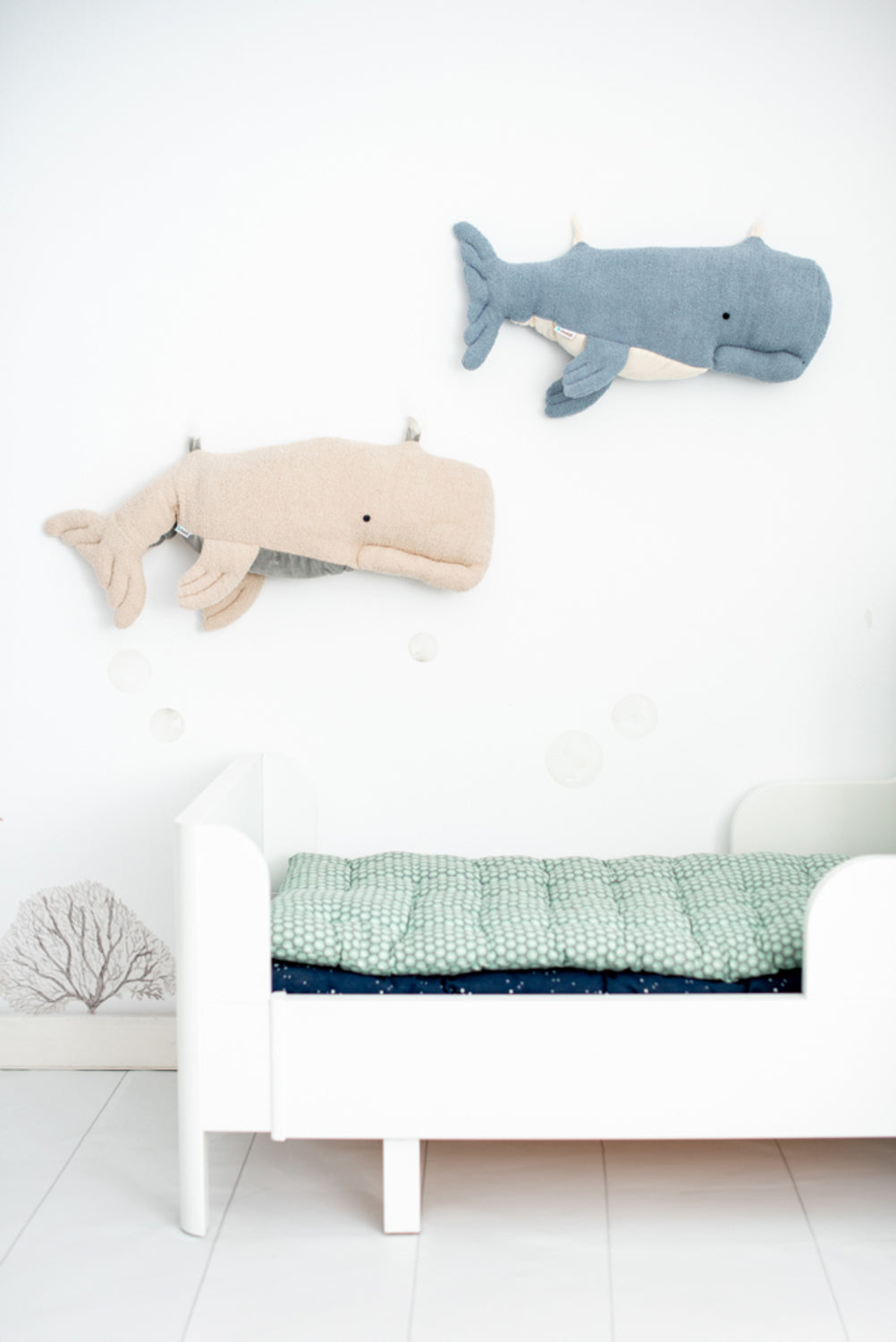 Set 2 peluches infantiles de pared formado por beluga beig y beluga azul claro