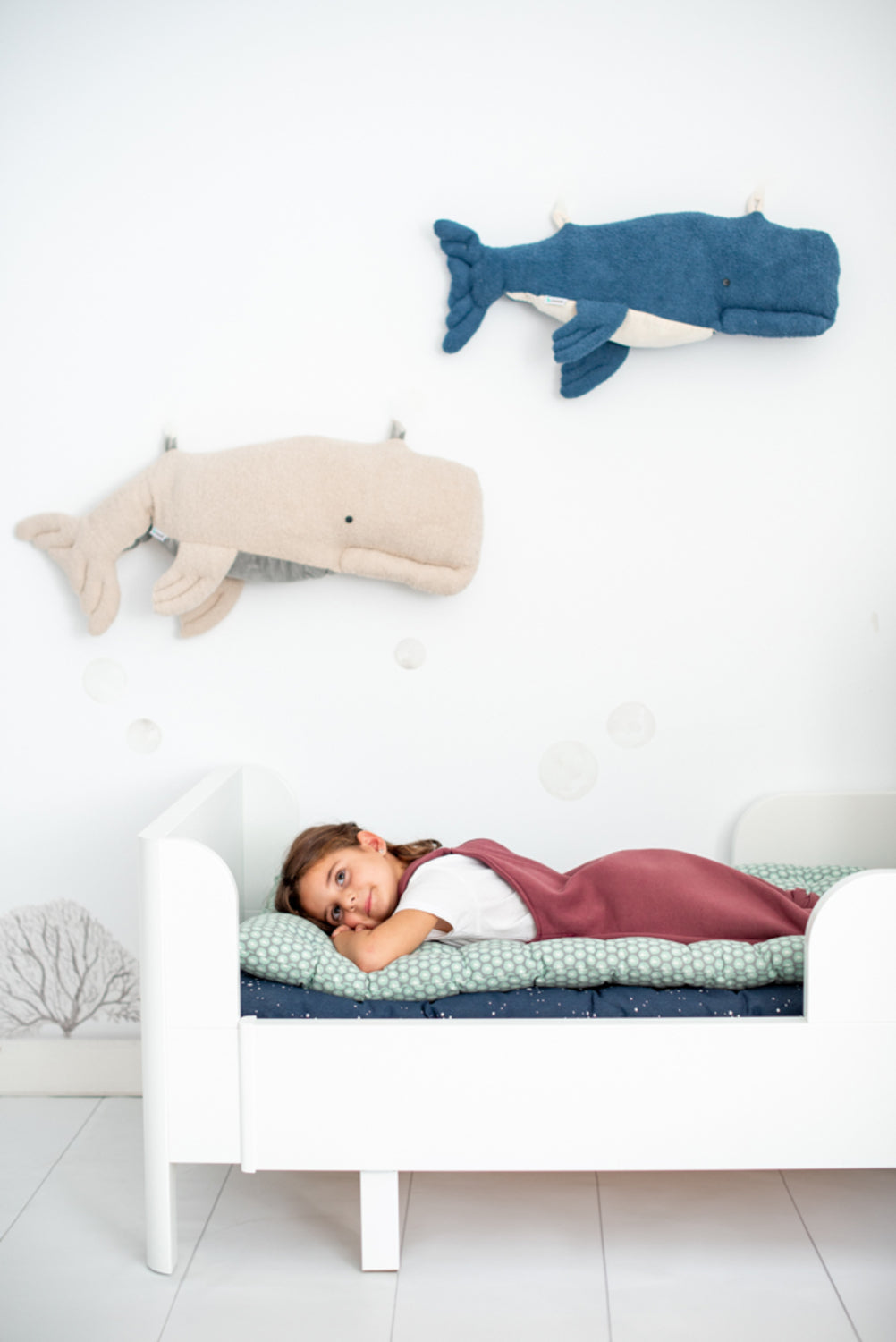 Set 2 peluches infantiles de pared formado por beluga beig y beluga azul oscuro