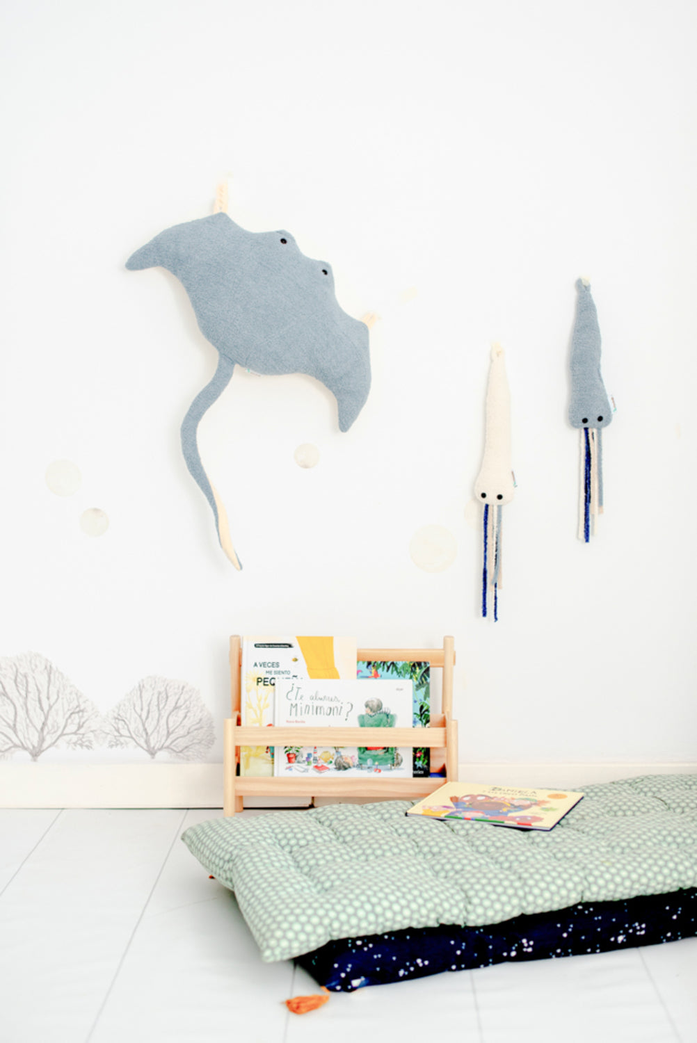 Set 3 peluches infantiles de pared formado por mantarraya azul claro: mini pulpo azul y mini pulpo blanco