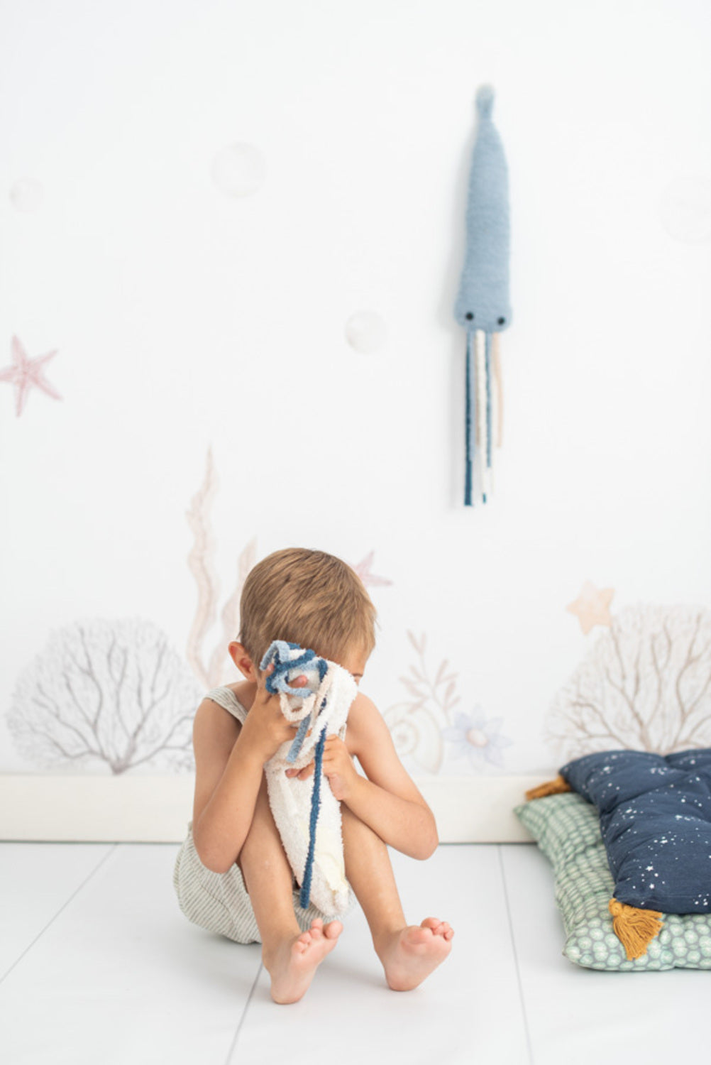 Set 3 peluches infantiles de pared formado por mantarraya azul claro: mini pulpo azul y mini pulpo blanco