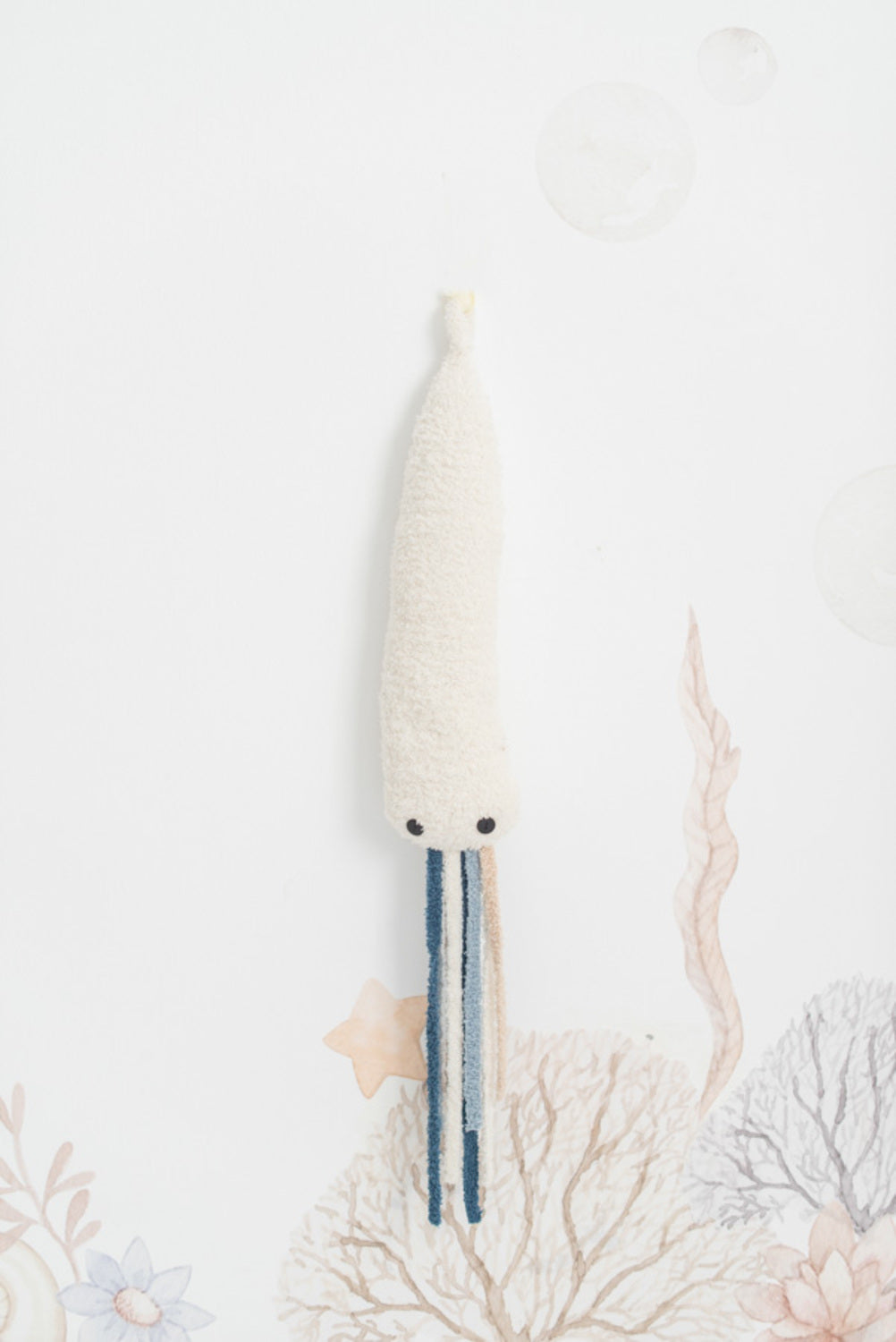 Set 3 peluches infantiles de pared formado por mantarraya azul claro: mini pulpo azul y mini pulpo blanco