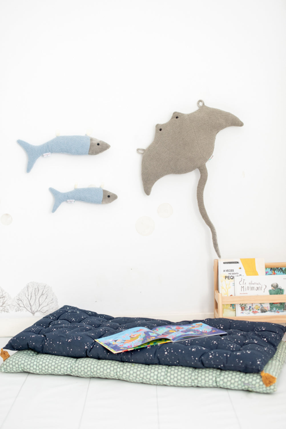 Set 3 peluches infantiles de pared formado por mantarraya gris y dos peces azul claro