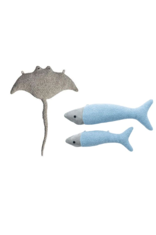 Set 3 peluches infantiles de pared formado por mantarraya gris y dos peces azul claro