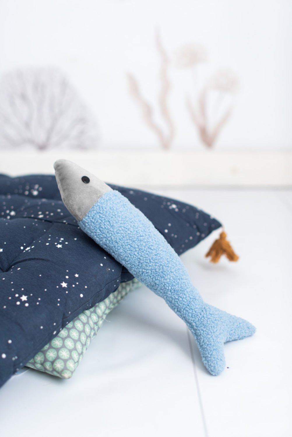 Set 3 peluches infantiles de pared formado por mantarraya gris y dos peces azul claro