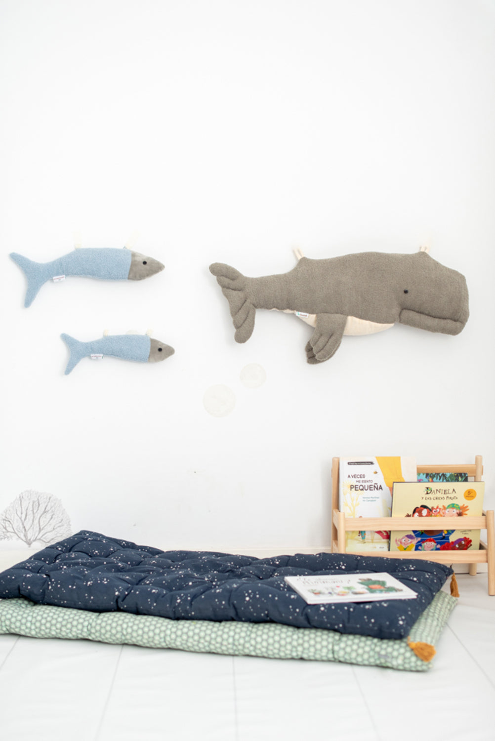 Set 3 peluches infantiles de pared formado por beluga gris y dos peces azul claro