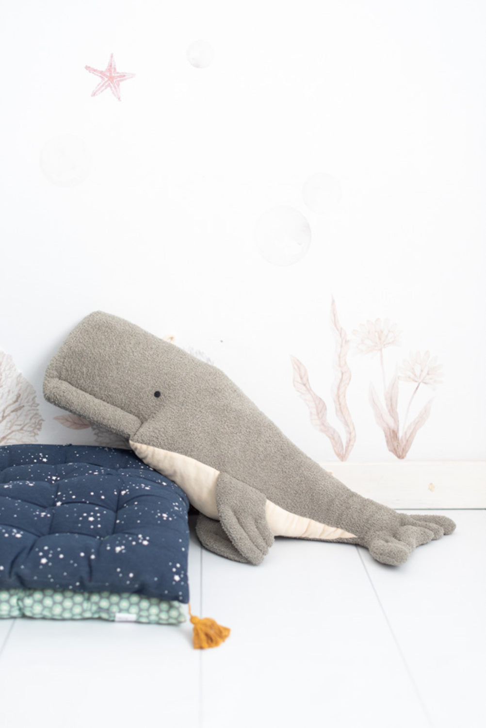 Set 3 peluches infantiles de pared formado por beluga gris y dos peces azul claro