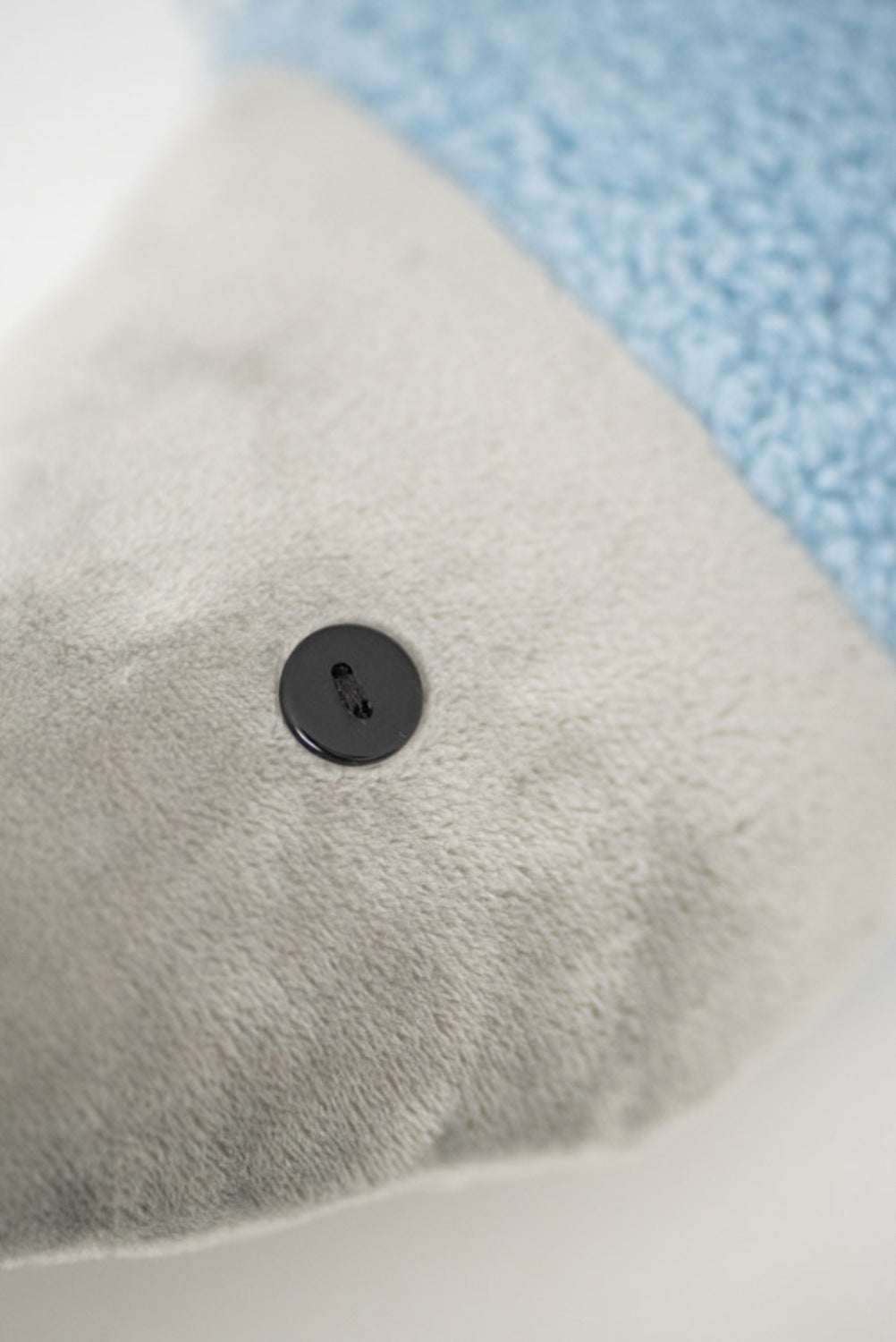 Set 3 peluches infantiles de pared formado por beluga gris y dos peces azul claro