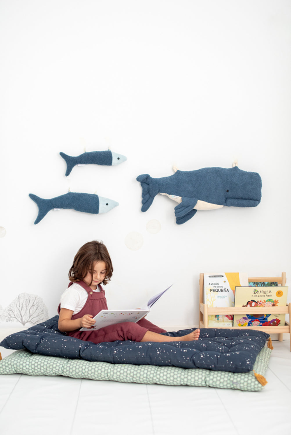 Set 3 peluches infantiles de pared formado por beluga azul oscuro y dos peces azul oscuro