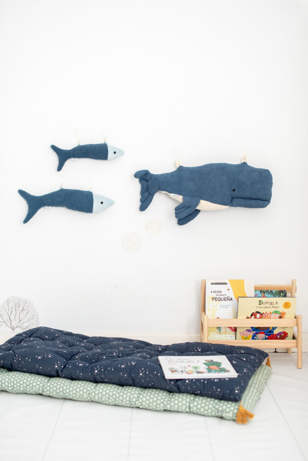 Set 3 peluches infantiles de pared formado por beluga azul oscuro y dos peces azul oscuro