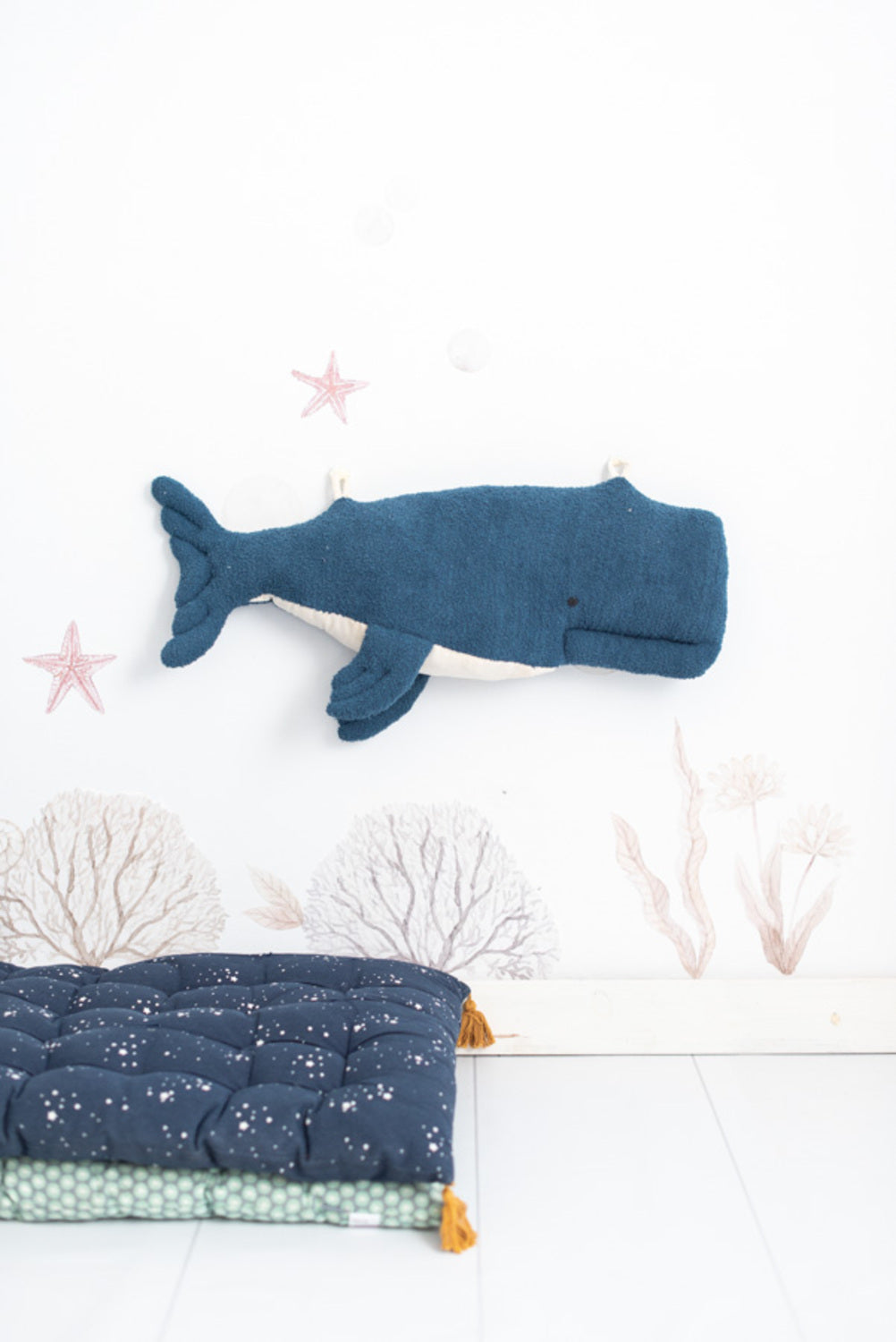 Set 3 peluches infantiles de pared formado por beluga azul oscuro y dos peces azul oscuro