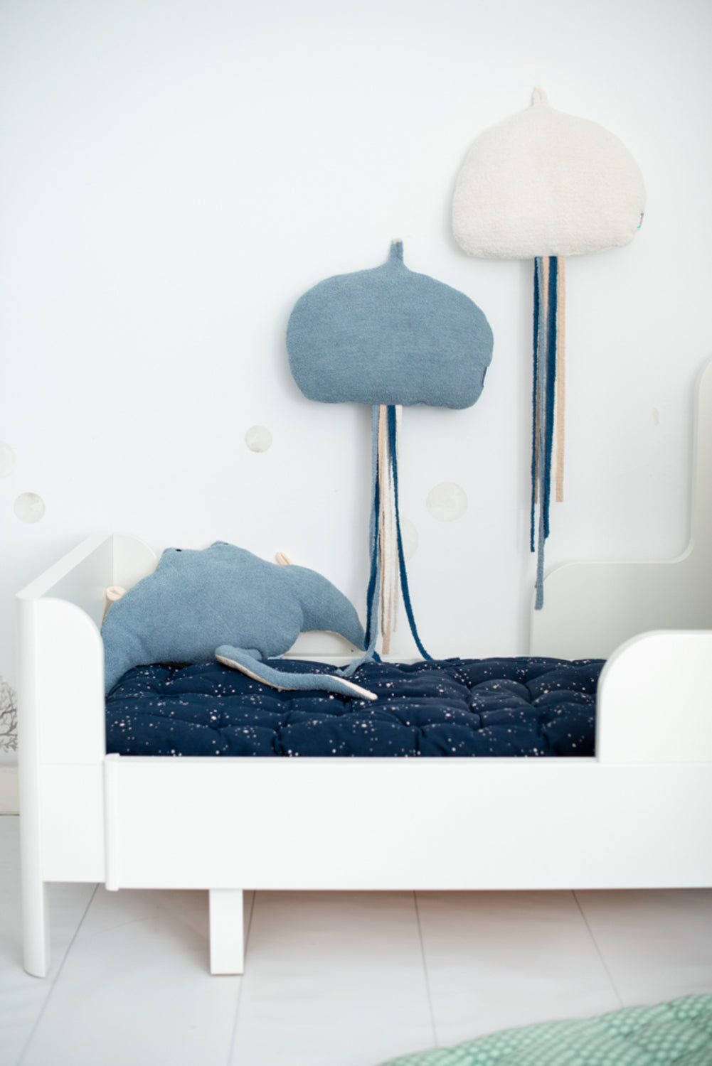 Set 3 peluches infantiles de pared formado por medusa azul: medusa blanca y mantarraya azul claro