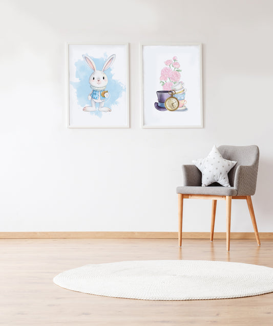 Set 2 Láminas formado por Lámina conejo con reloj y Lámina flores y objetos Alicia