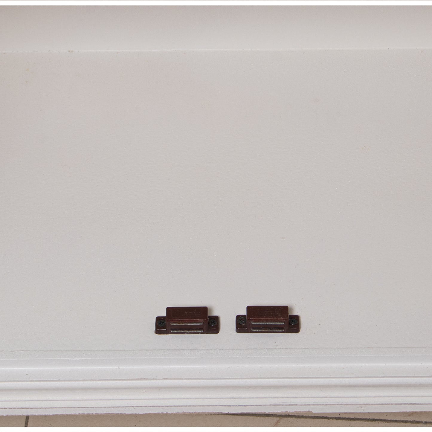 MUEBLE ENTRADA MADERA C/2 PUER TAS TALLADAS NATURAL/BLANCO