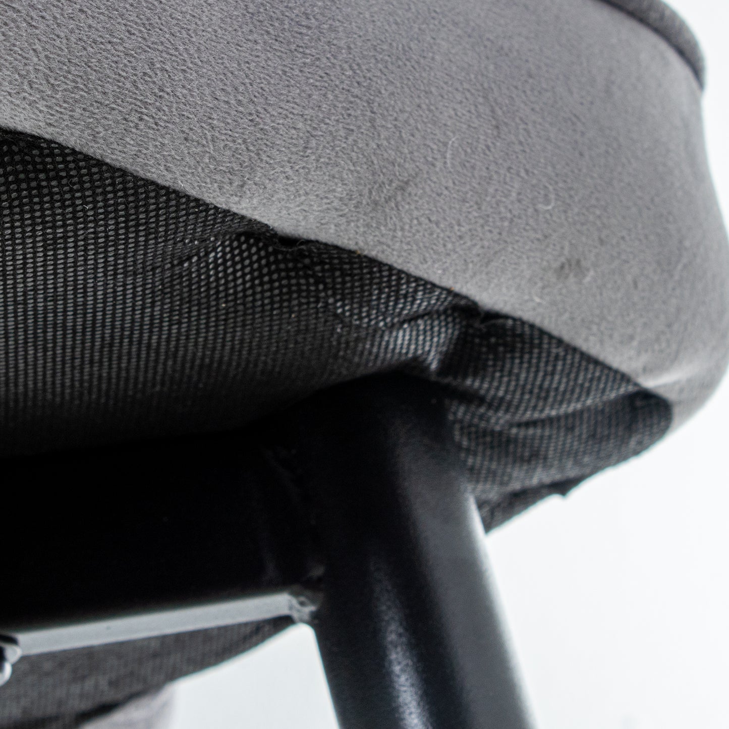 TABURETE TERCIOPELO GRIS PATAS METAL NEGRO