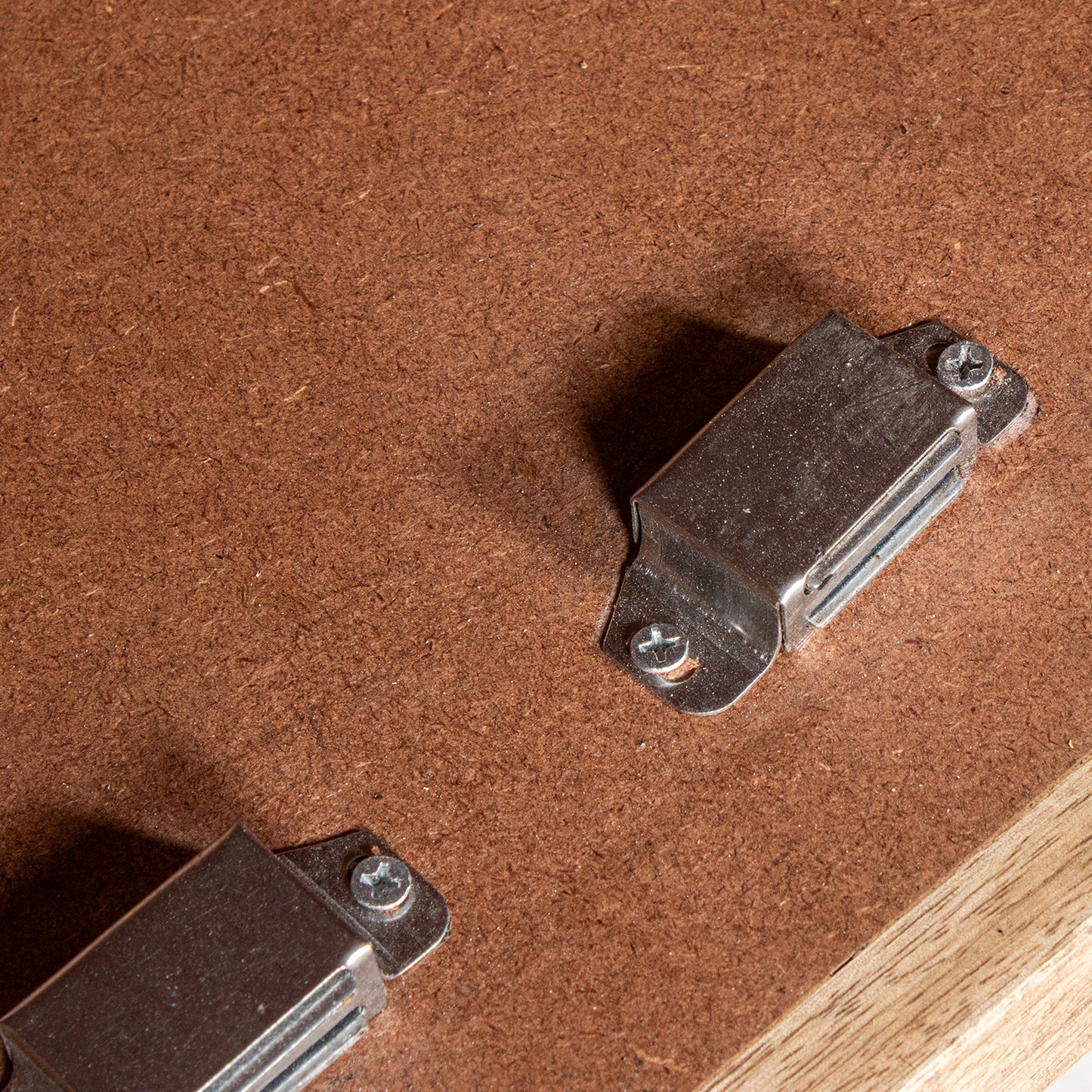 APARADOR MADERA MANGO 4 PUERTA S PATAS METAL DORADO