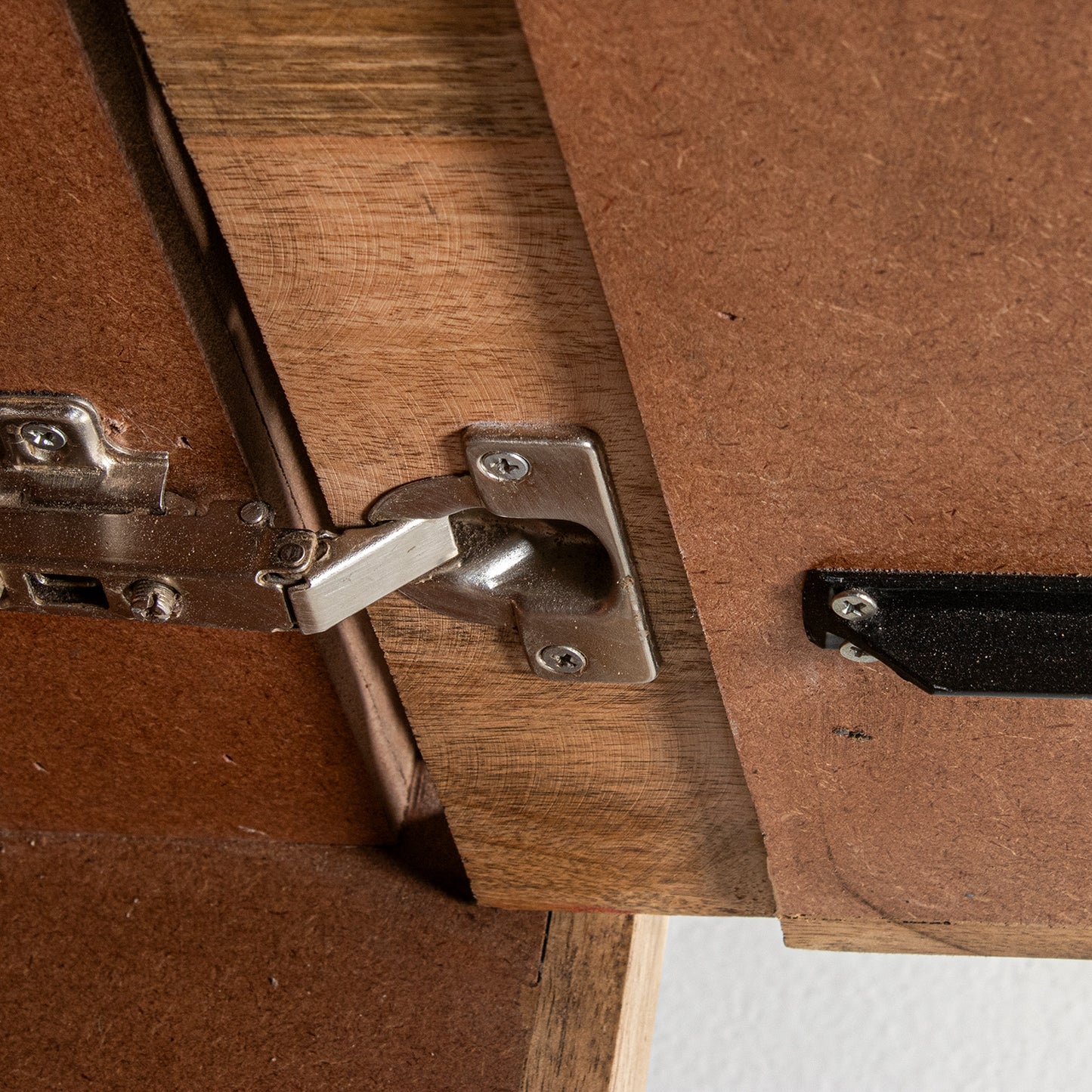APARADOR MADERA MANGO 4 PUERTA S PATAS METAL DORADO